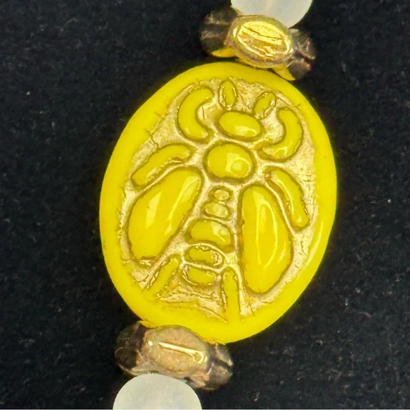 Butterfly’s, Bees & Flowers Stone & Glass Yellow & Gold Jewelry Set. - Picture 6 of 10